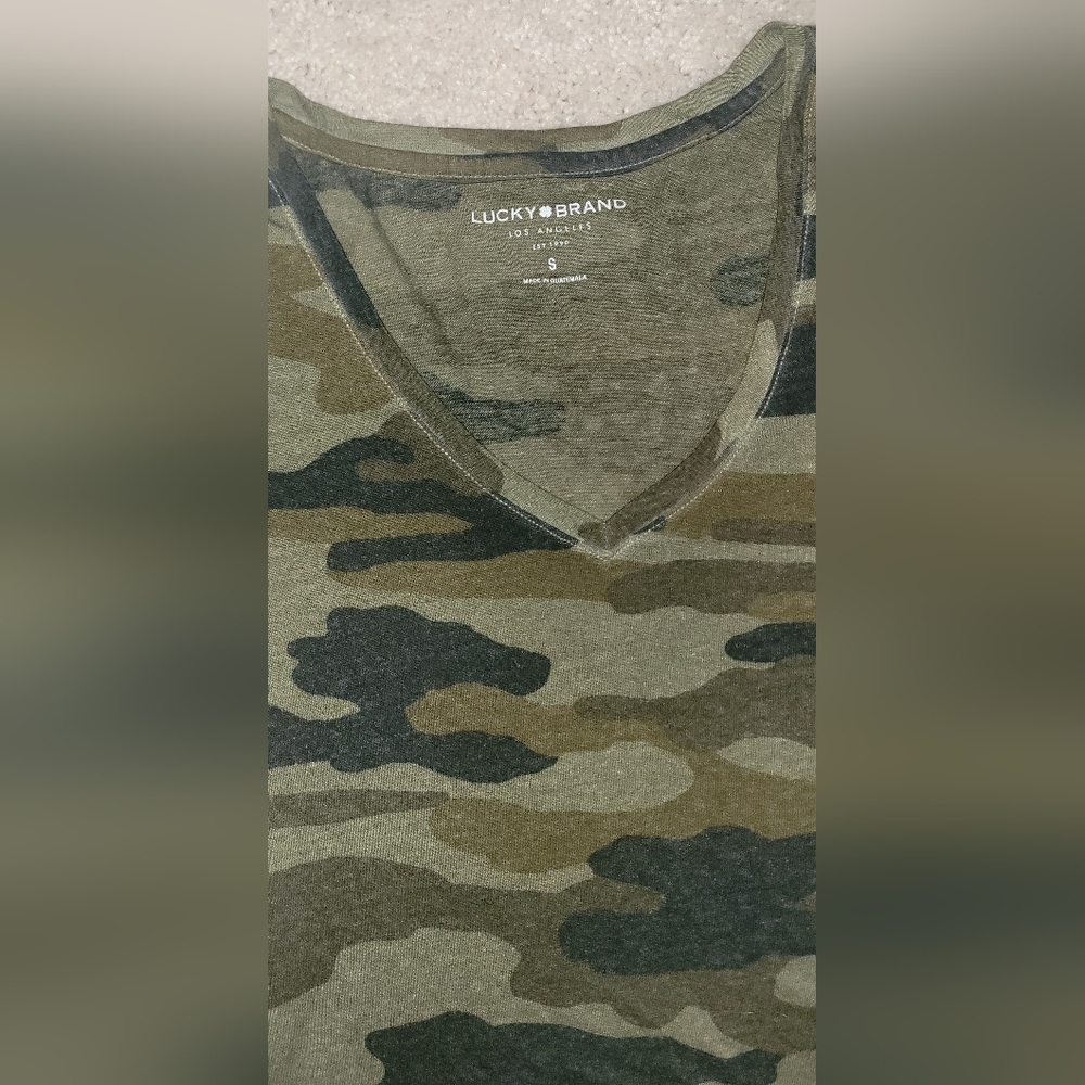 LUCKY BRAND Camo V-Neck T-Shirt: women's Size SMALL, stretch - Picture 4 of 4